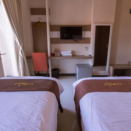 Luxpoint Hotel Baratajaya Surabaya Exteriör bild