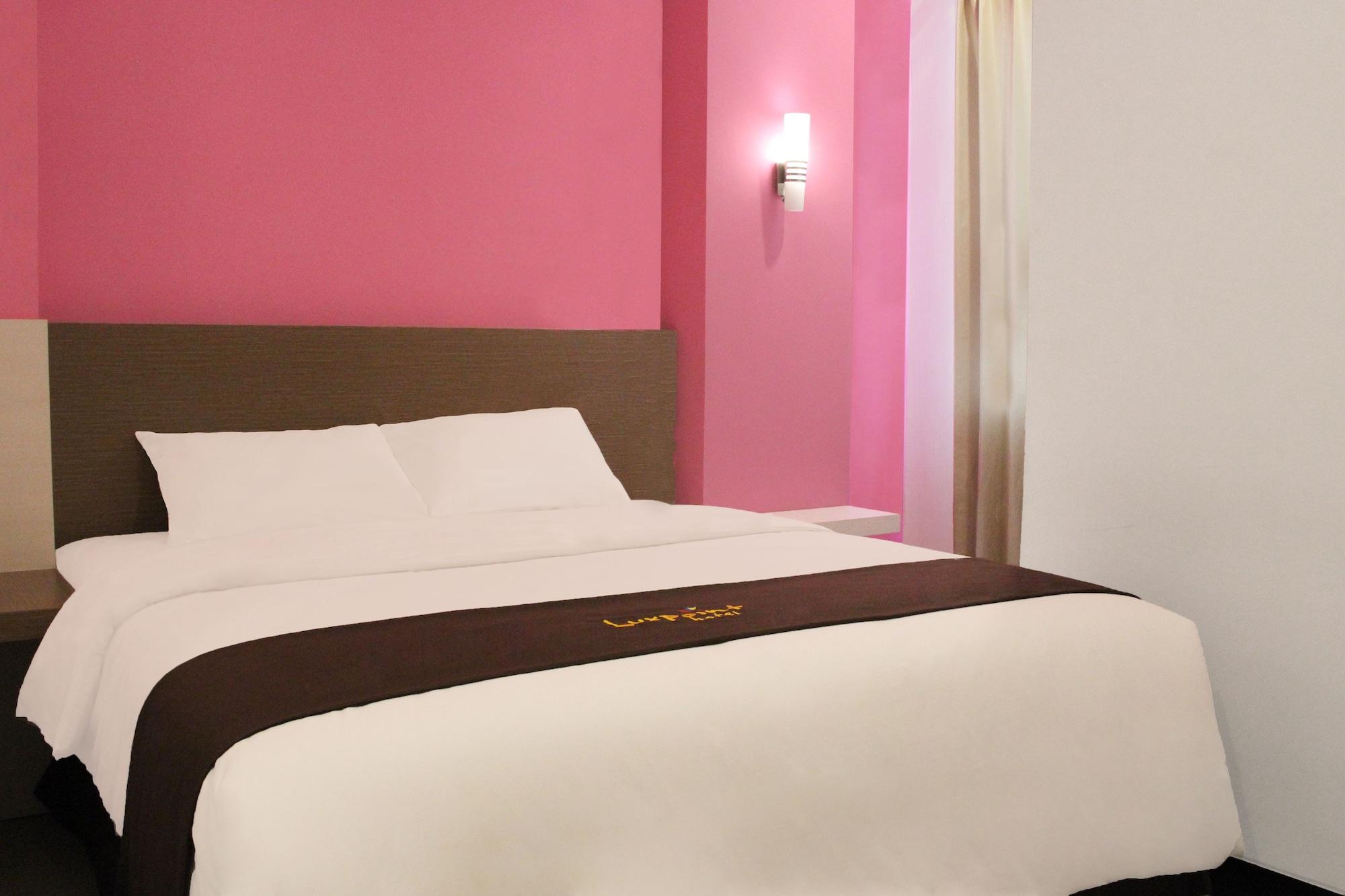 Luxpoint Hotel Baratajaya Surabaya Exteriör bild