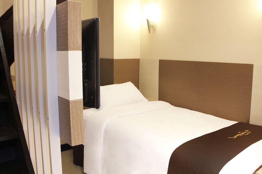 Luxpoint Hotel Baratajaya Surabaya Exteriör bild
