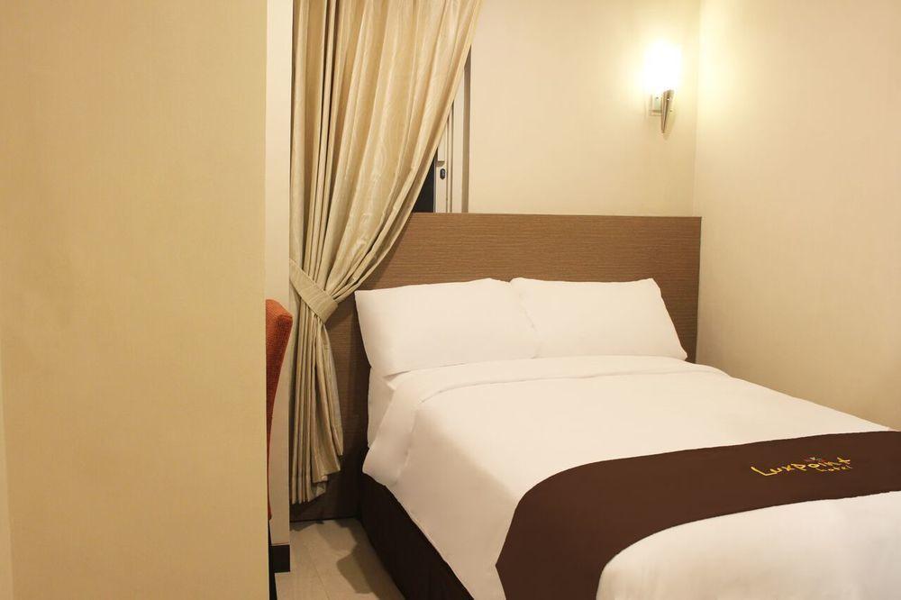 Luxpoint Hotel Baratajaya Surabaya Exteriör bild