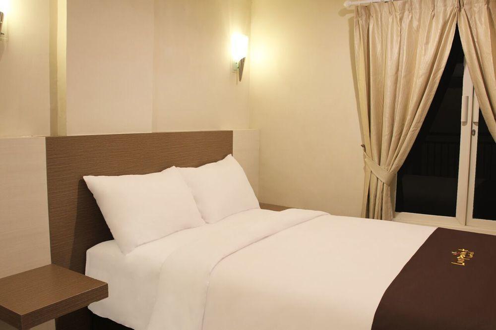 Luxpoint Hotel Baratajaya Surabaya Exteriör bild