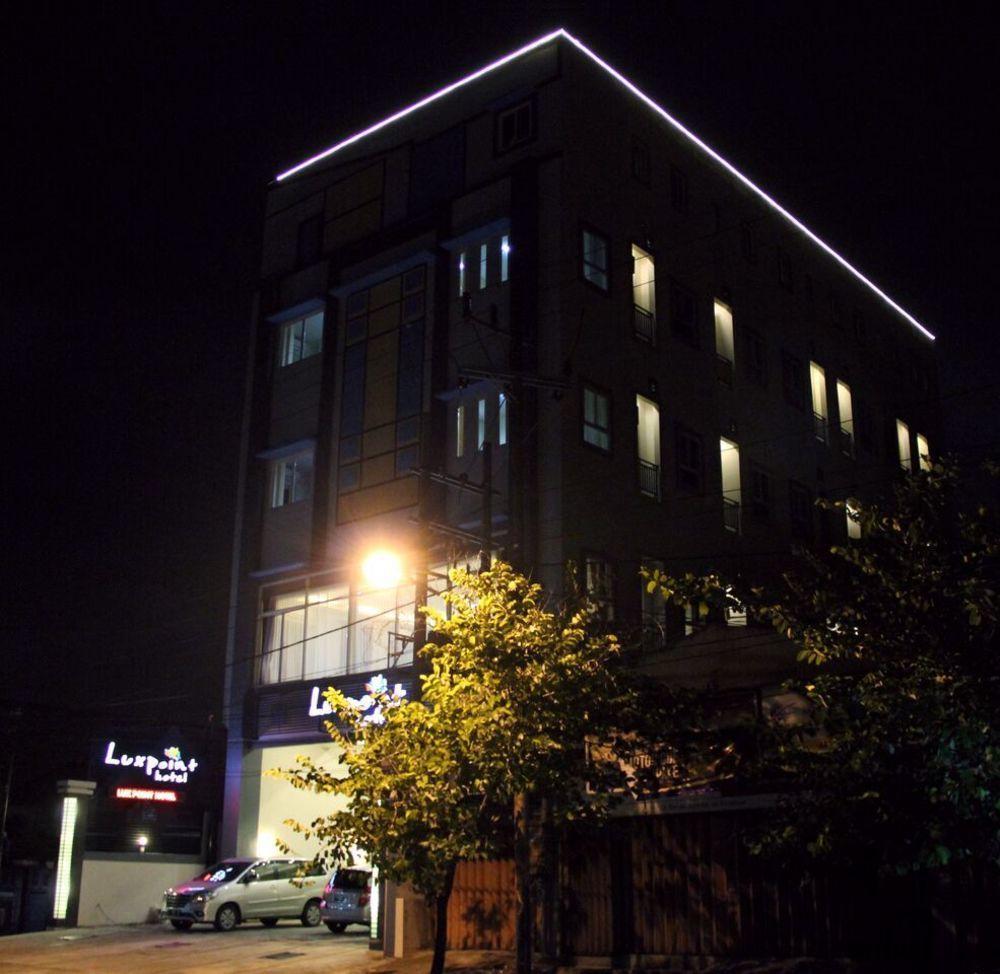 Luxpoint Hotel Baratajaya Surabaya Exteriör bild