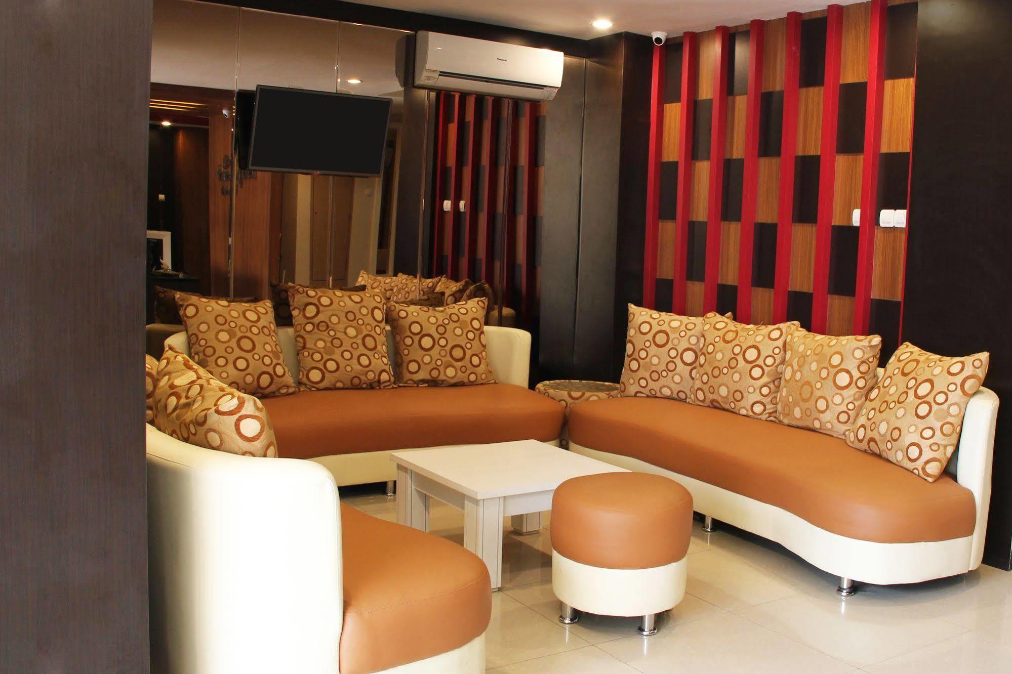 Luxpoint Hotel Baratajaya Surabaya Exteriör bild