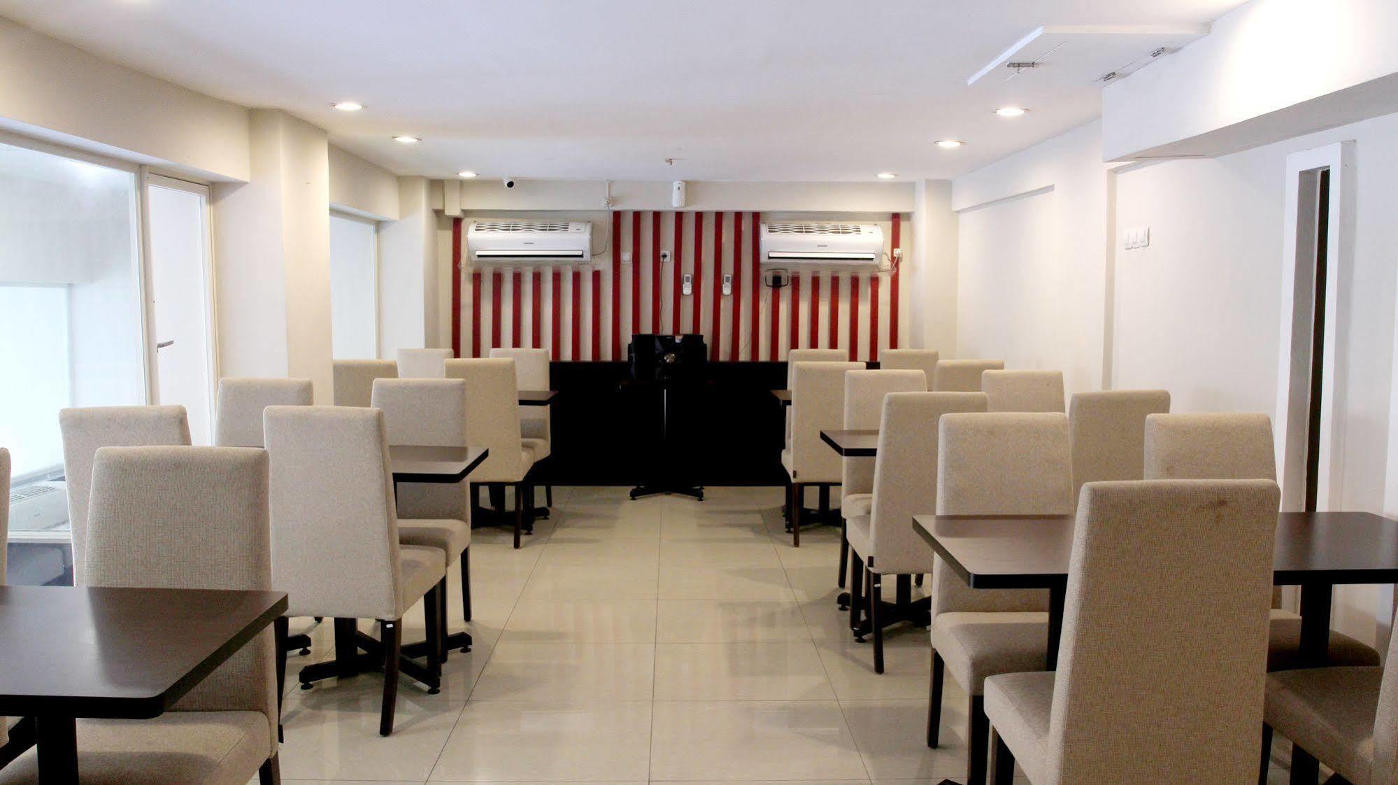 Luxpoint Hotel Baratajaya Surabaya Exteriör bild