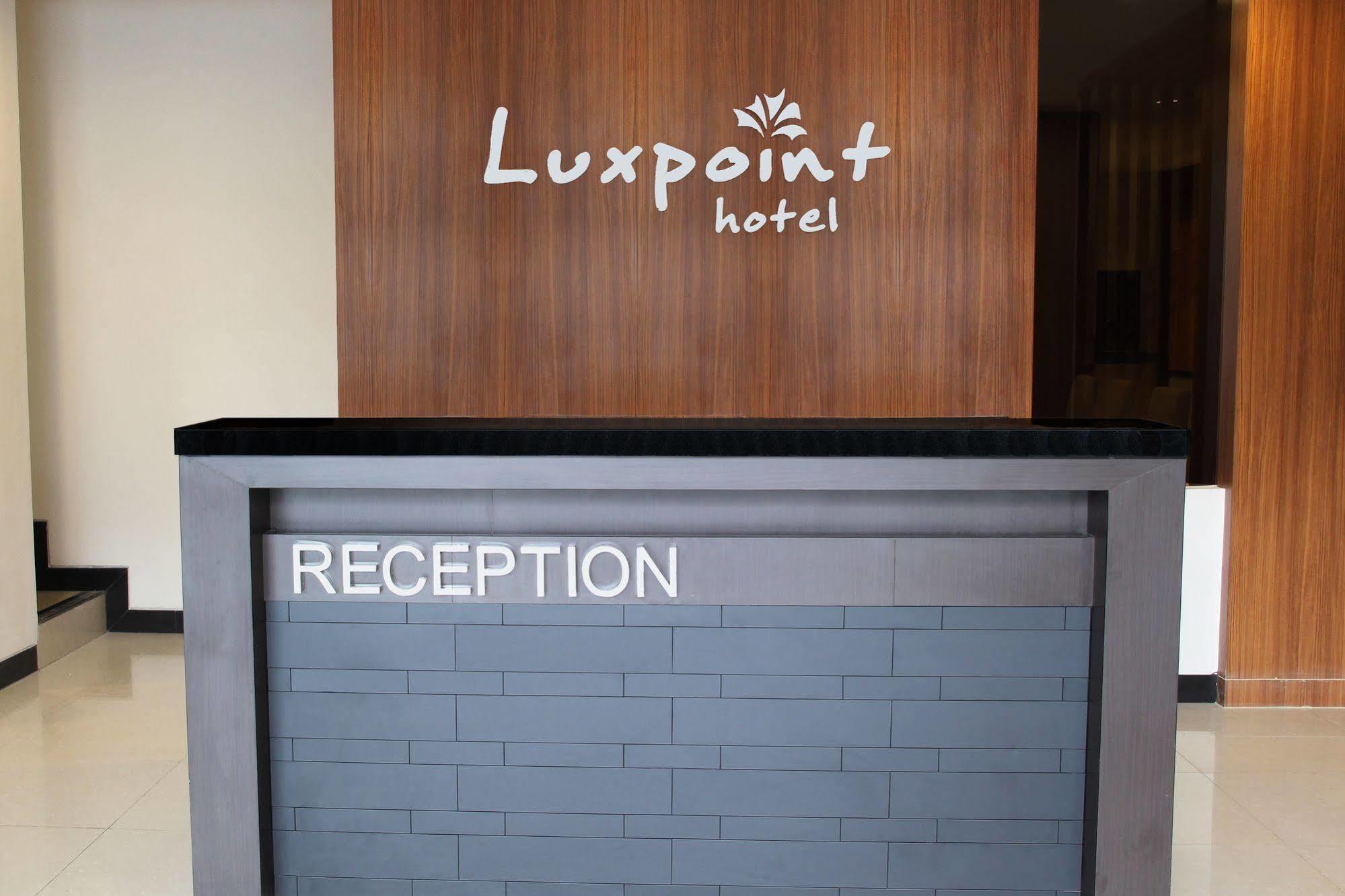 Luxpoint Hotel Baratajaya Surabaya Exteriör bild