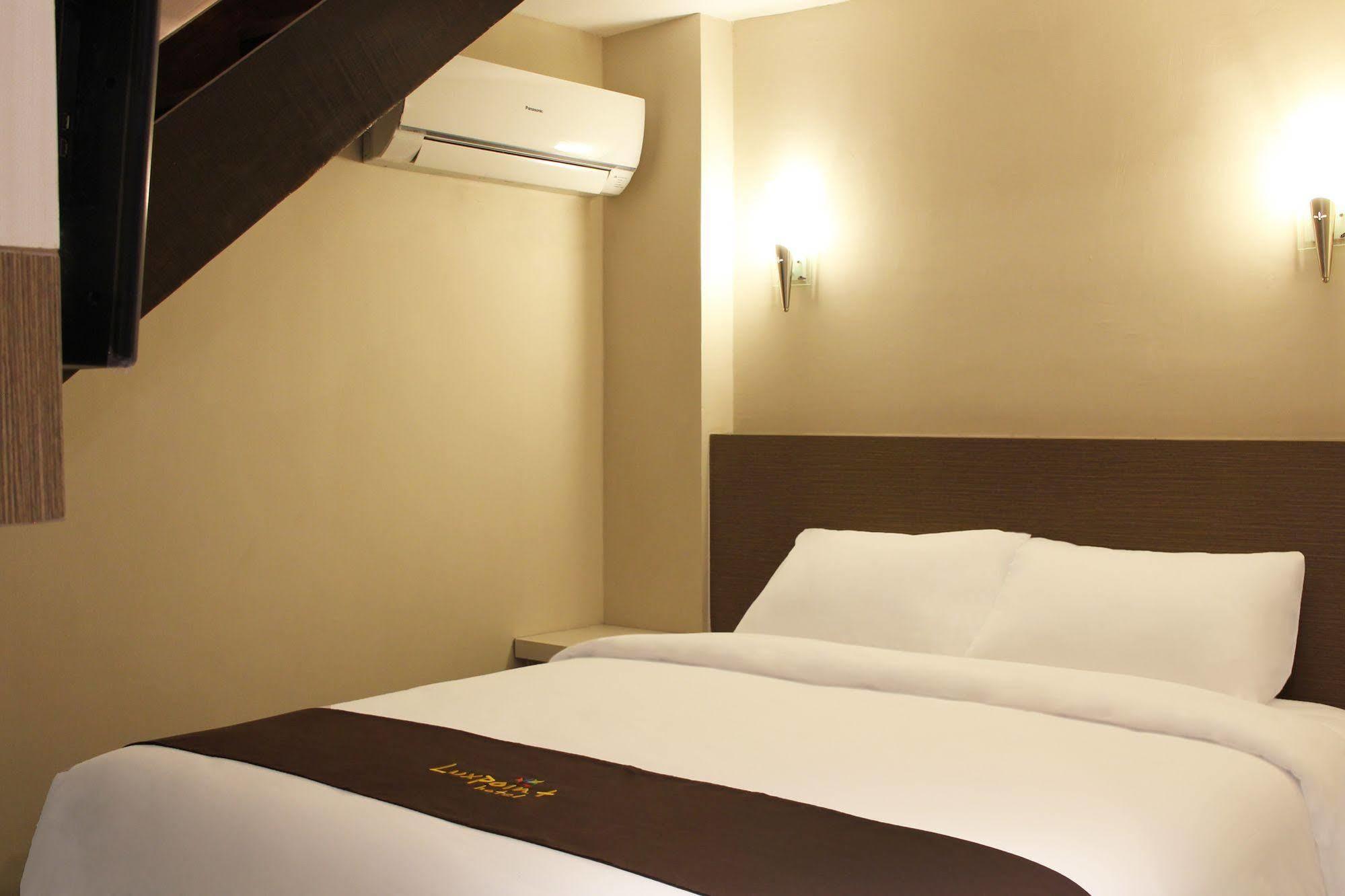 Luxpoint Hotel Baratajaya Surabaya Exteriör bild
