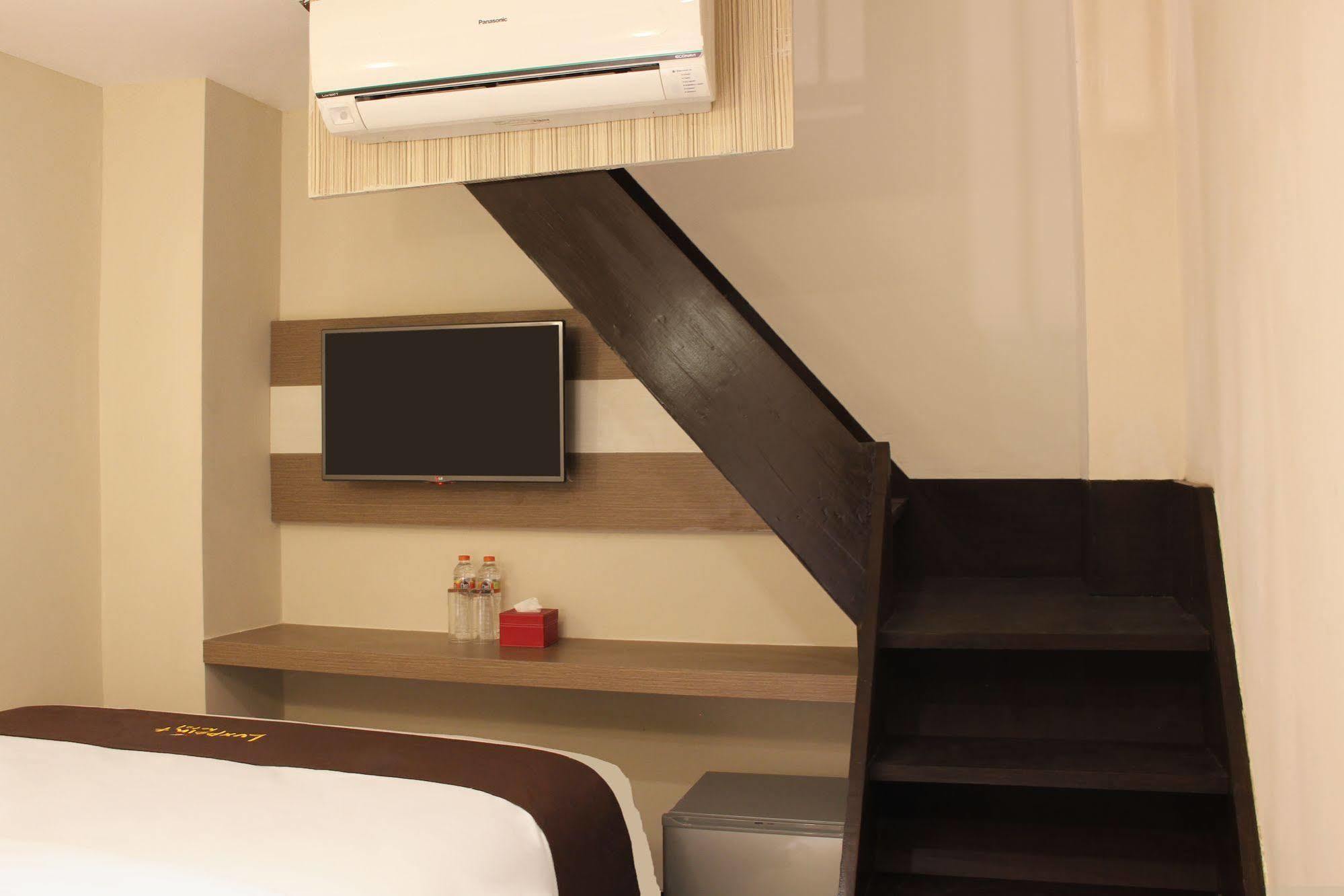 Luxpoint Hotel Baratajaya Surabaya Exteriör bild