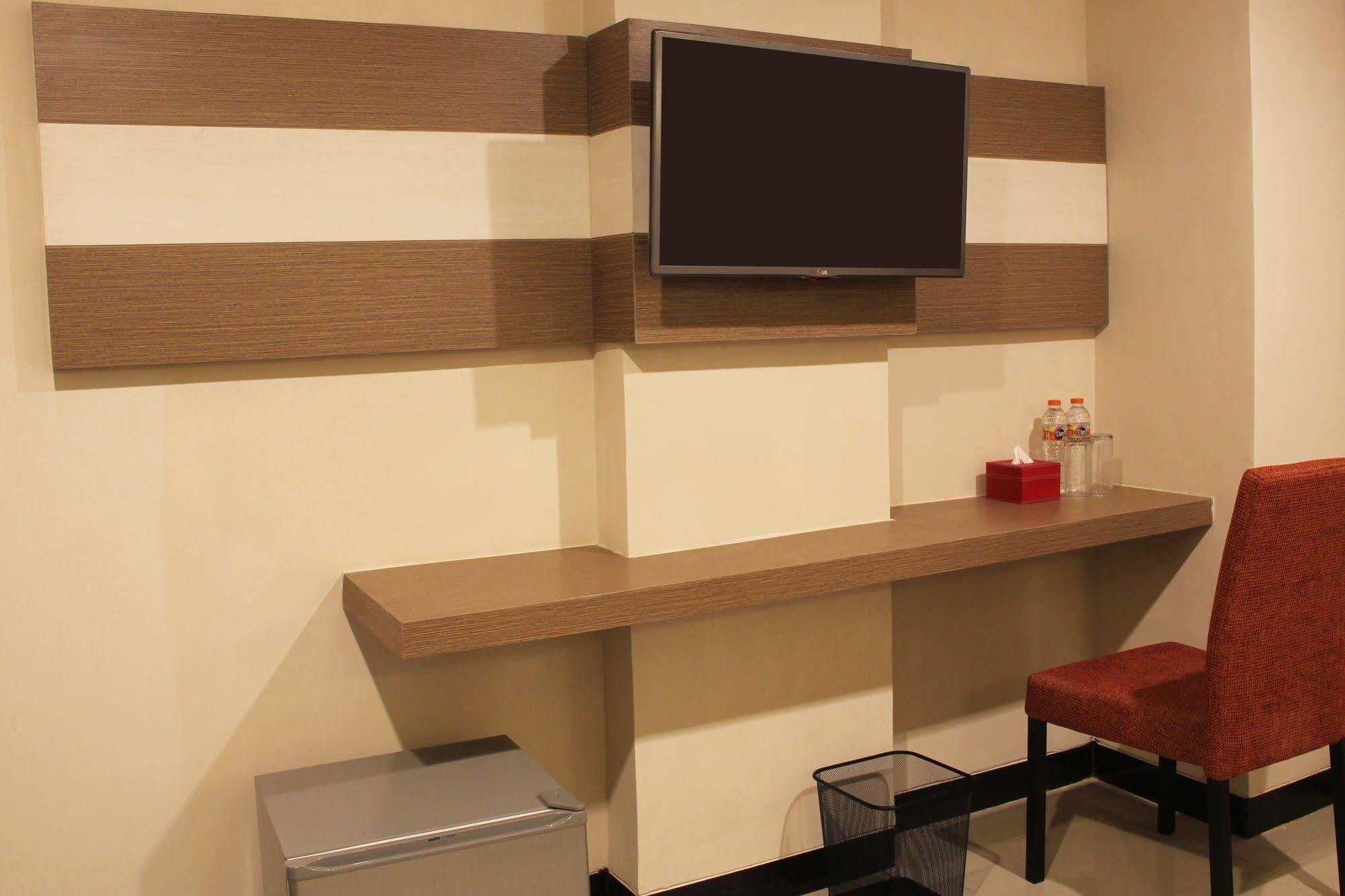 Luxpoint Hotel Baratajaya Surabaya Exteriör bild