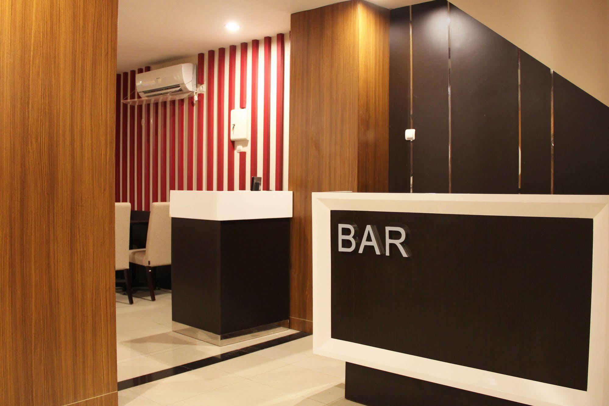 Luxpoint Hotel Baratajaya Surabaya Exteriör bild