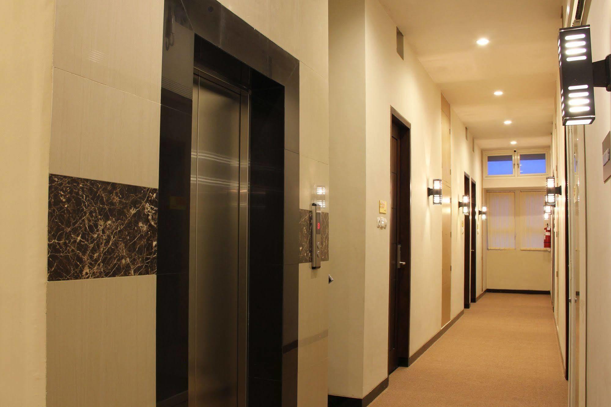 Luxpoint Hotel Baratajaya Surabaya Exteriör bild