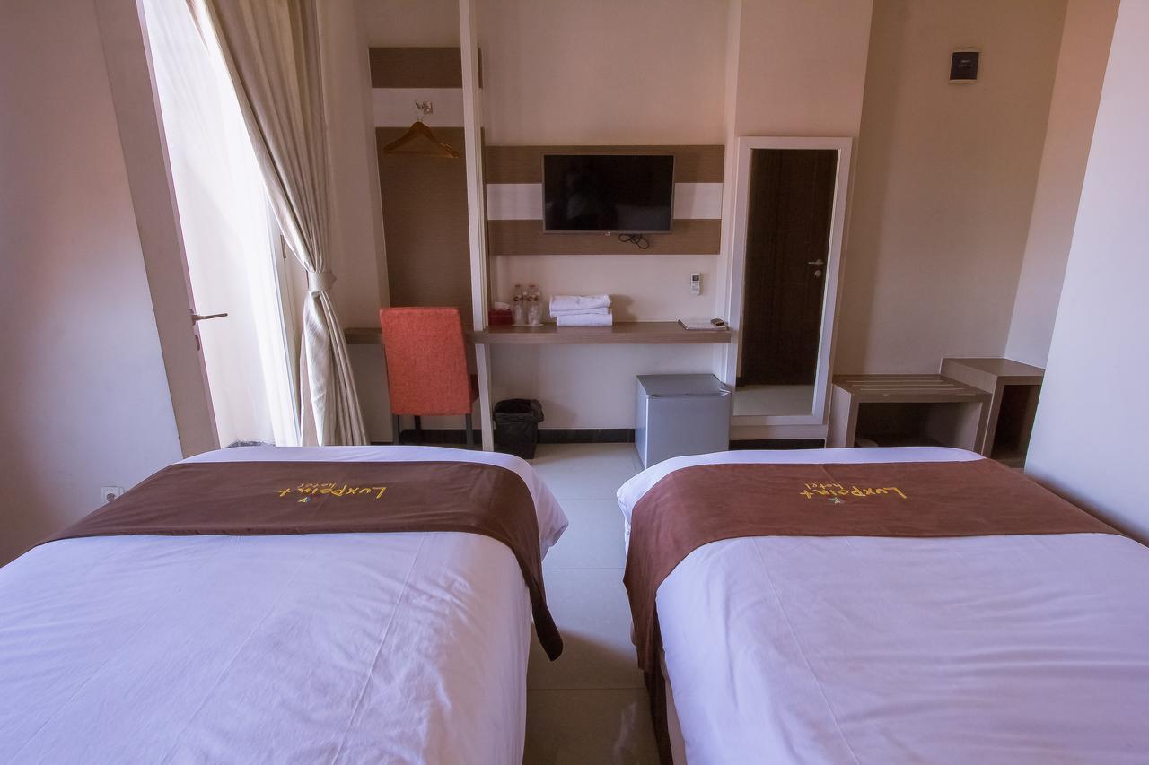 Luxpoint Hotel Baratajaya Surabaya Exteriör bild