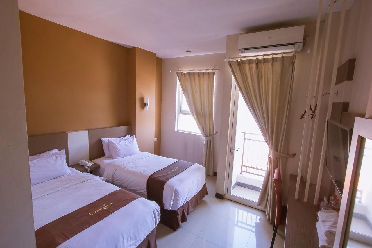 Luxpoint Hotel Baratajaya Surabaya Exteriör bild